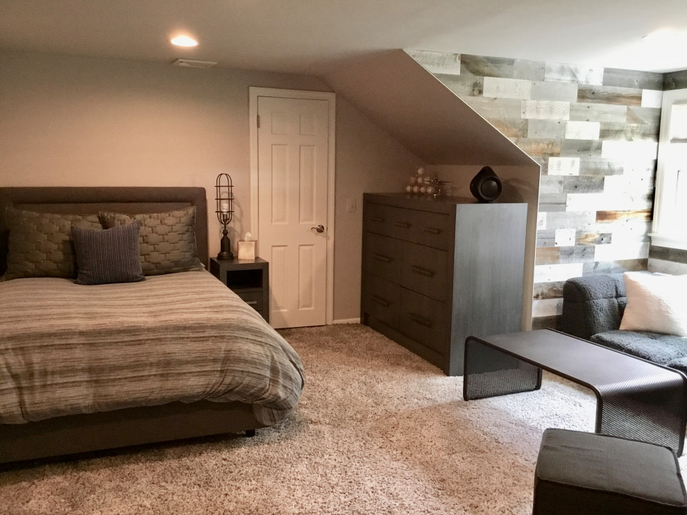 На фото: гостевая спальня среднего размера, (комната для гостей) в стиле лофт с серыми стенами, ковровым покрытием и серым полом с
