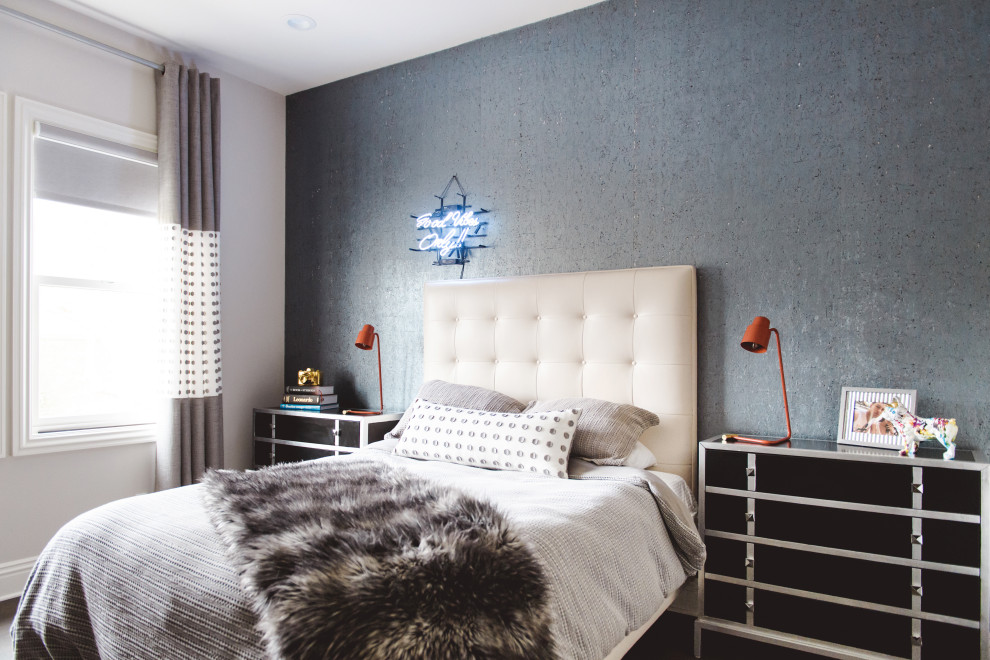 Пример оригинального дизайна: гостевая спальня среднего размера, (комната для гостей) в стиле лофт с синими стенами, светлым паркетным полом, коричневым полом и обоями на стенах
