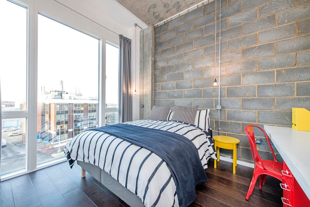 Kleines Industrial Schlafzimmer ohne Kamin mit grauer Wandfarbe und dunklem Holzboden in London