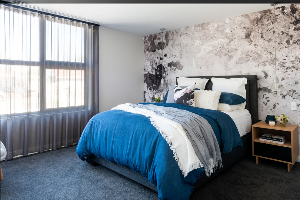 Свежая идея для дизайна: хозяйская спальня в современном стиле с ковровым покрытием и серым полом - отличное фото интерьера