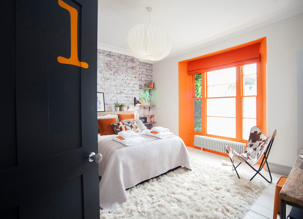 Modernes Schlafzimmer mit weißer Wandfarbe, hellem Holzboden und weißem Boden in Sonstige