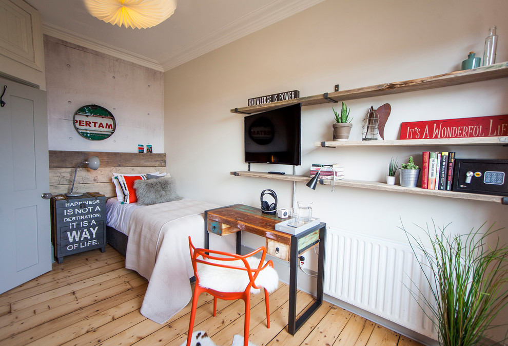Exemple d'une chambre d'amis tendance de taille moyenne avec un mur beige, un sol en bois brun et un sol marron.