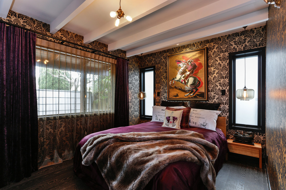 Diseño de habitación de invitados bohemia de tamaño medio con paredes negras y suelo de madera oscura