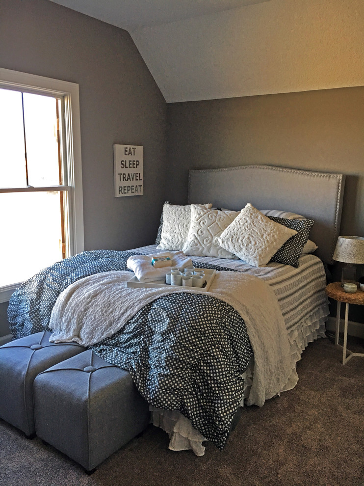 Свежая идея для дизайна: гостевая спальня (комната для гостей) в стиле кантри с ковровым покрытием и бежевым полом - отличное фото интерьера