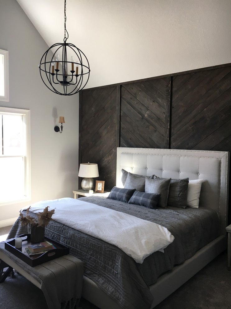 Diseño de dormitorio principal campestre con moqueta y suelo beige