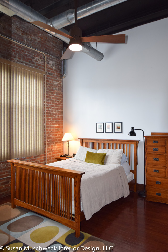 Modernes Schlafzimmer im Loft-Style mit weißer Wandfarbe und braunem Holzboden in Sonstige
