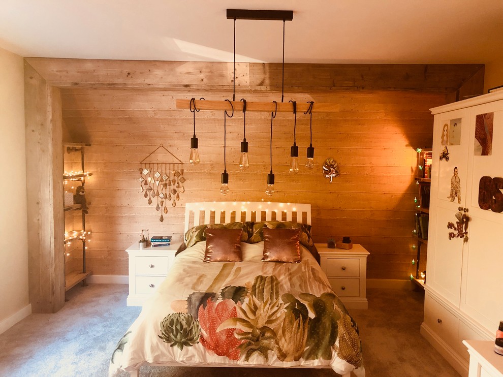Ejemplo de habitación de invitados urbana de tamaño medio con paredes beige, moqueta y suelo gris