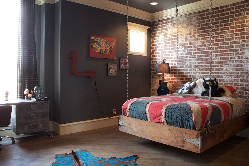 Foto på ett mellanstort industriellt sovrum, med grå väggar och mellanmörkt trägolv