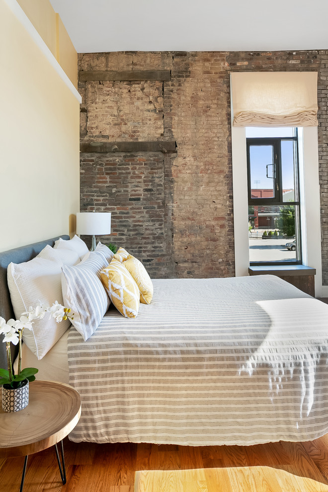 Стильный дизайн: спальня на антресоли в стиле лофт с желтыми стенами и паркетным полом среднего тона без камина - последний тренд