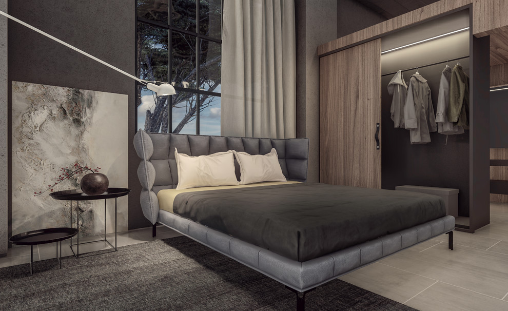 Стильный дизайн: большая хозяйская спальня в стиле лофт с серыми стенами, полом из керамогранита и коричневым полом без камина - последний тренд