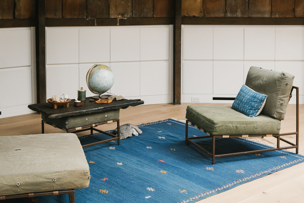 Industrial Schlafzimmer mit hellem Holzboden in New York