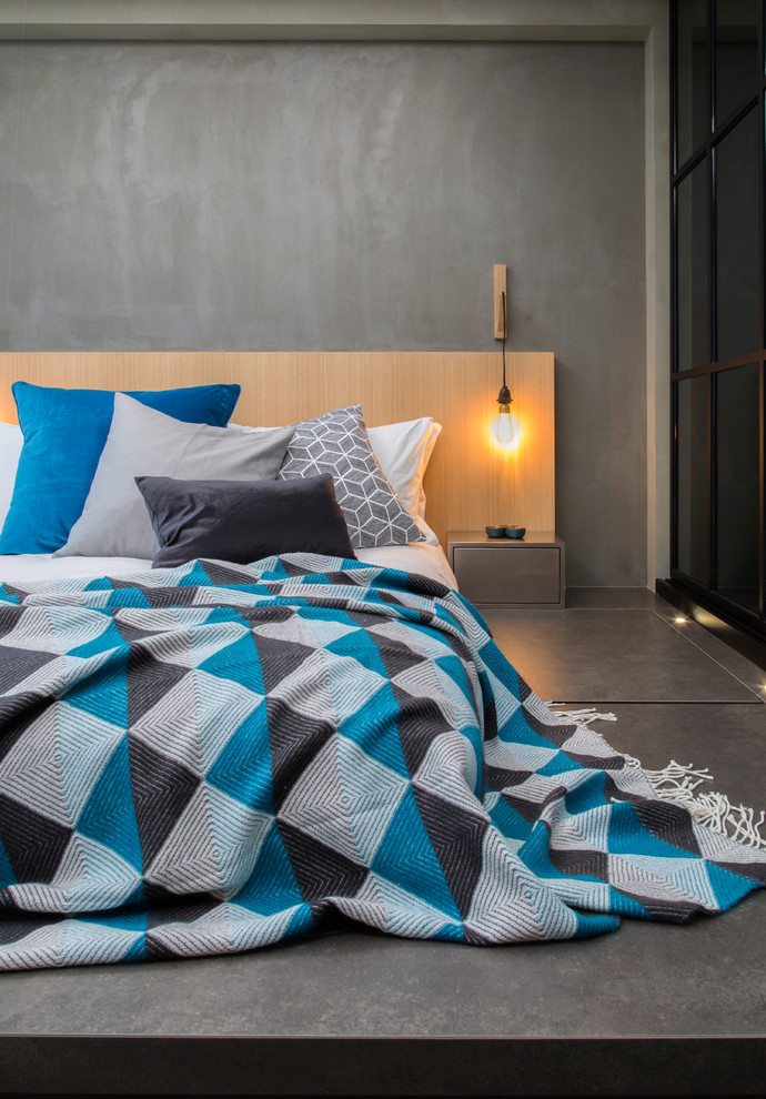 Ejemplo de dormitorio urbano con suelo gris y paredes grises