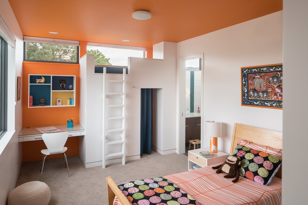 Inredning av ett mellanstort sovrum, med orange väggar och heltäckningsmatta