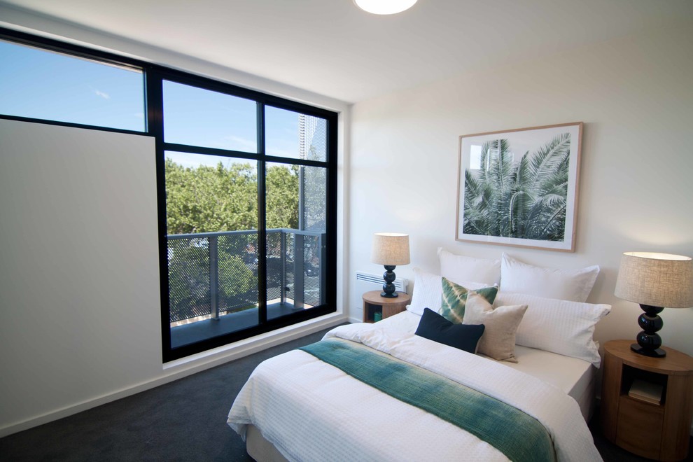 Стильный дизайн: хозяйская спальня среднего размера в стиле лофт с белыми стенами, серым полом и ковровым покрытием - последний тренд