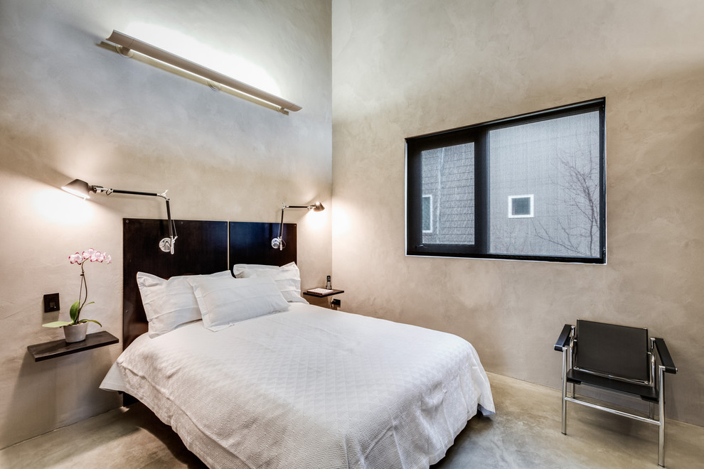 Imagen de dormitorio urbano sin chimenea con paredes grises y suelo gris