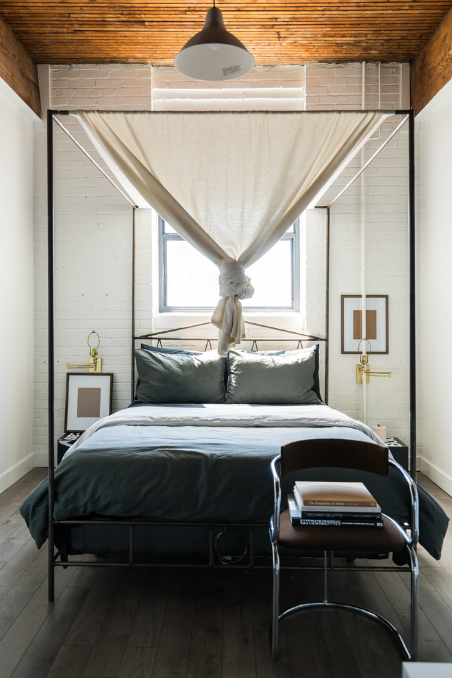 Klassisches Schlafzimmer ohne Kamin mit weißer Wandfarbe und dunklem Holzboden in Toronto