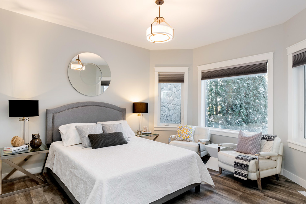 他の地域にある中くらいなトランジショナルスタイルのおしゃれな主寝室 (グレーの壁、クッションフロア、茶色い床、暖炉なし) のインテリア