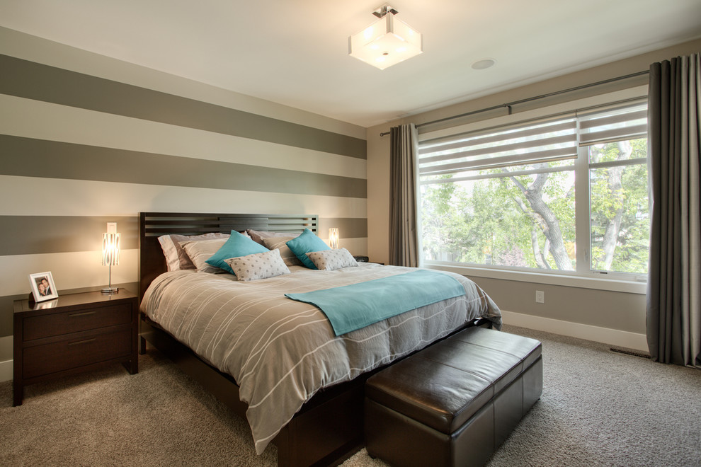 Foto på ett funkis sovrum, med beige väggar och heltäckningsmatta