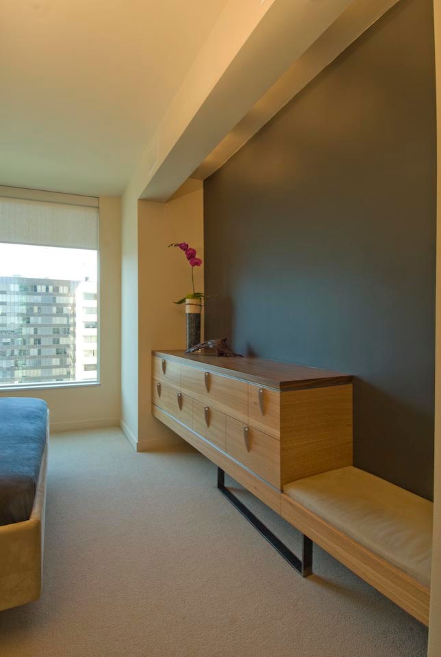 Modelo de dormitorio principal minimalista de tamaño medio sin chimenea con paredes negras y moqueta