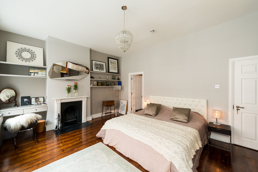 Bild på ett mellanstort vintage sovrum, med vita väggar, mellanmörkt trägolv och brunt golv