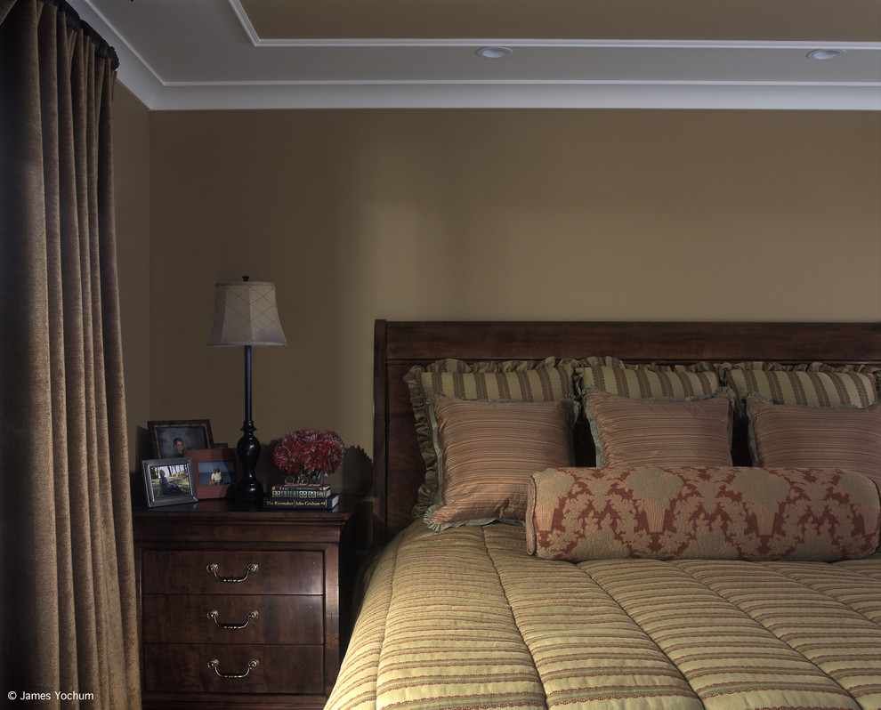 Diseño de dormitorio principal clásico grande con paredes beige