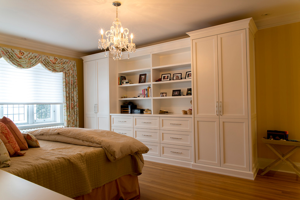 Стильный дизайн: хозяйская спальня среднего размера в классическом стиле с желтыми стенами, светлым паркетным полом и бежевым полом без камина - последний тренд