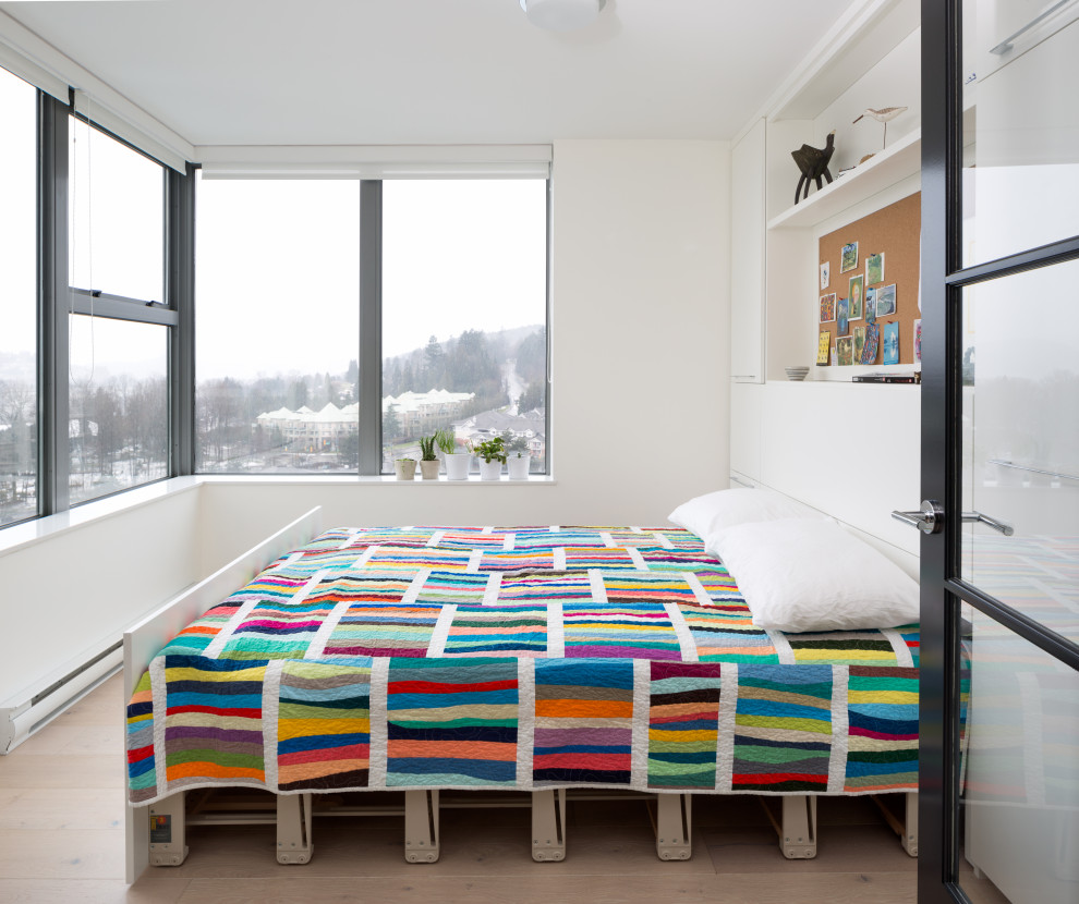 Foto de dormitorio actual de tamaño medio con paredes blancas, suelo vinílico y suelo beige