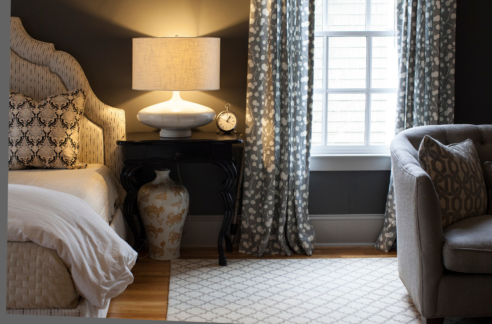 アトランタにある中くらいなトラディショナルスタイルのおしゃれな主寝室 (茶色い壁、無垢フローリング、暖炉なし、グレーとクリーム色)