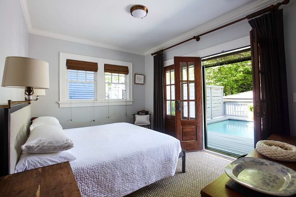 Idee per una camera da letto classica con pareti grigie e pavimento beige