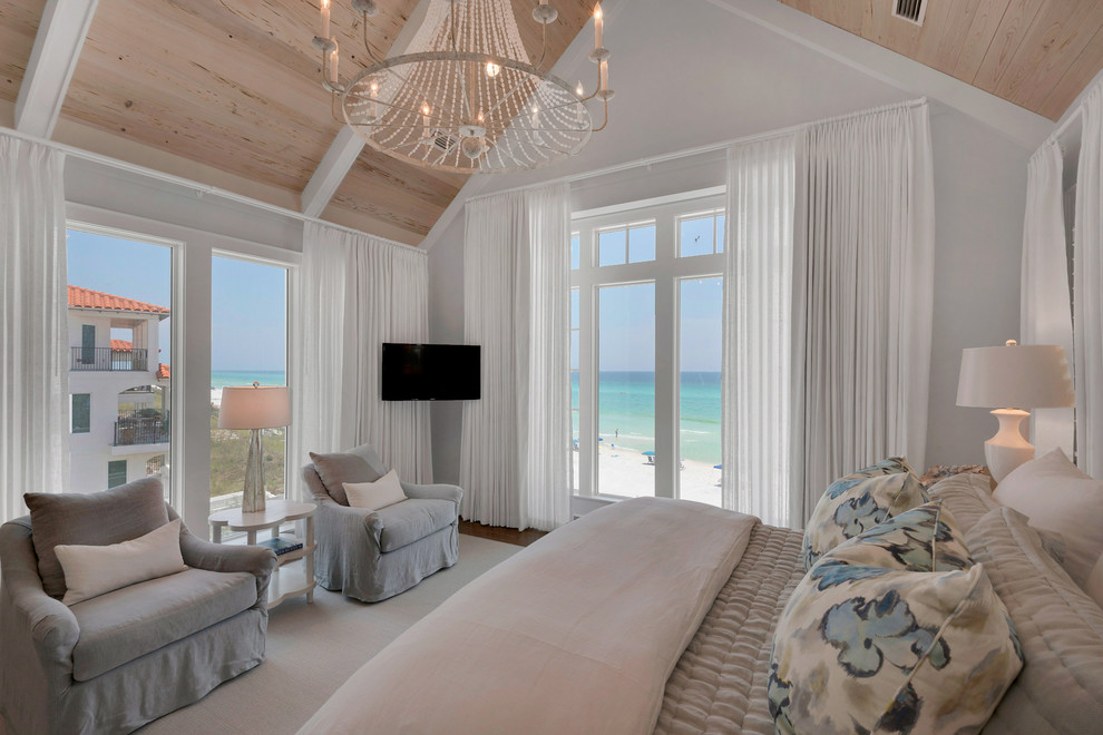 На фото: большая спальня в морском стиле с белыми стенами и светлым паркетным полом с