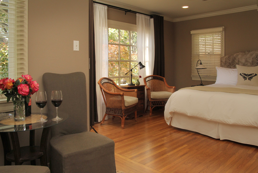 Diseño de dormitorio principal clásico de tamaño medio con paredes beige y suelo de madera en tonos medios