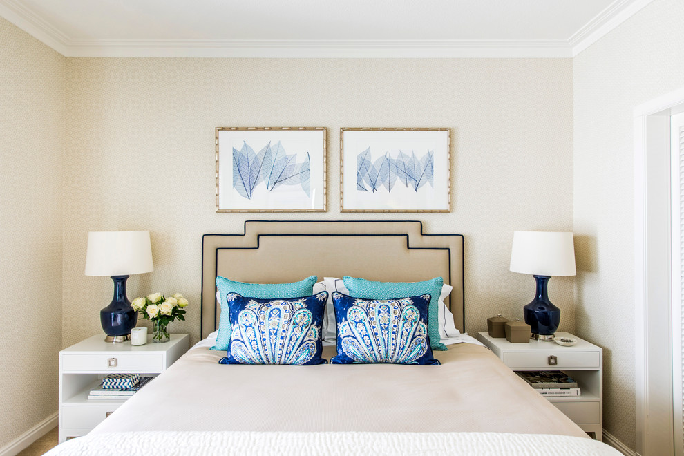 Esempio di una camera da letto stile marino con pareti beige