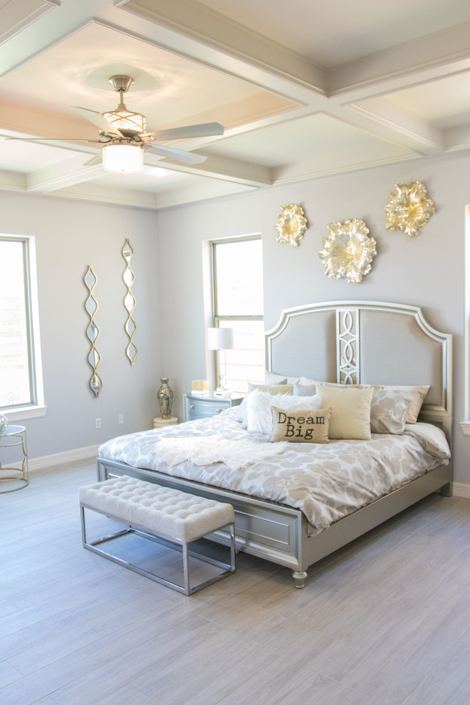Modelo de habitación de invitados minimalista grande con paredes grises, suelo de madera clara y suelo gris