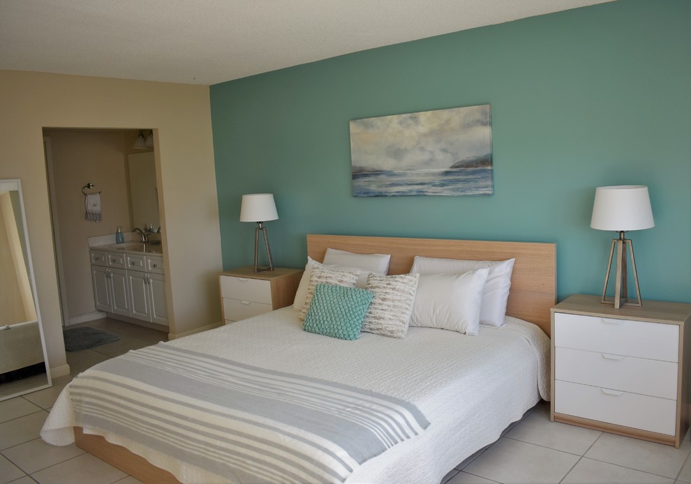 Стильный дизайн: хозяйская спальня среднего размера в стиле модернизм с зелеными стенами, полом из керамической плитки и белым полом - последний тренд
