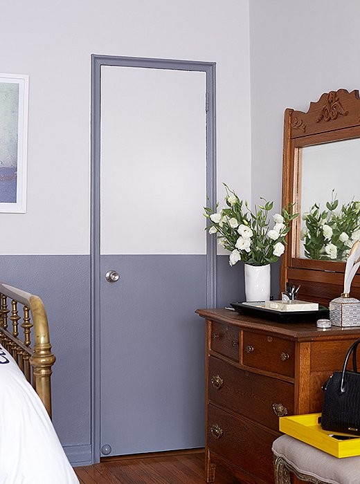 Kleines Eklektisches Schlafzimmer ohne Kamin, im Loft-Style mit grauer Wandfarbe und braunem Holzboden in New York