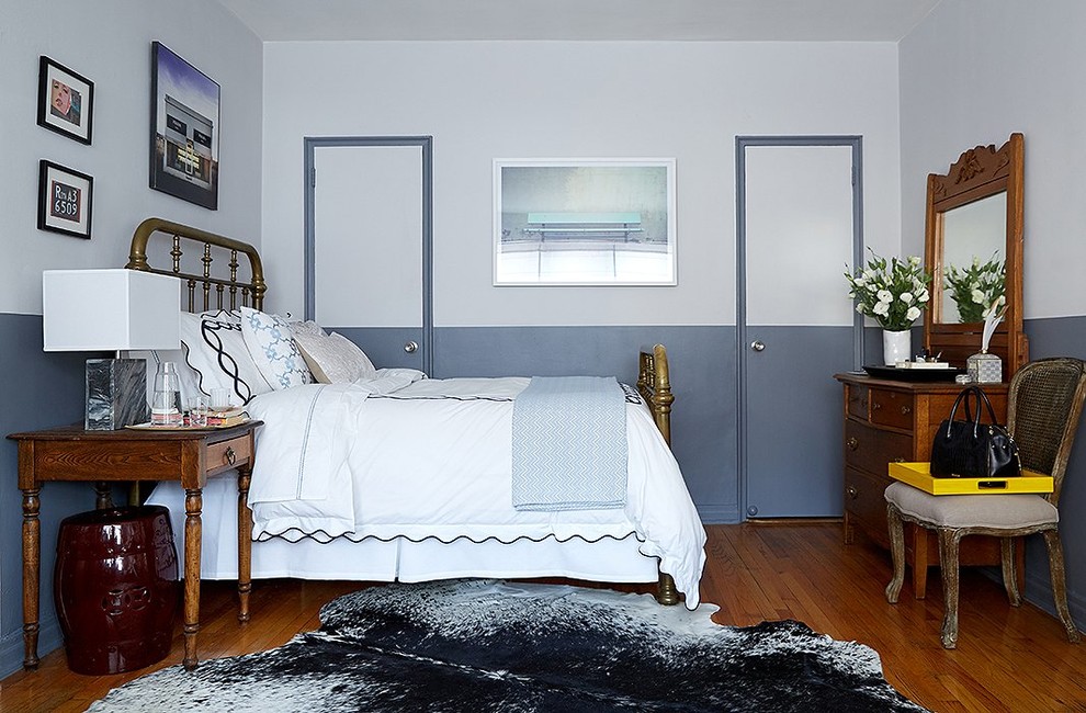 Стильный дизайн: маленькая спальня на антресоли в стиле фьюжн с серыми стенами и паркетным полом среднего тона без камина для на участке и в саду - последний тренд