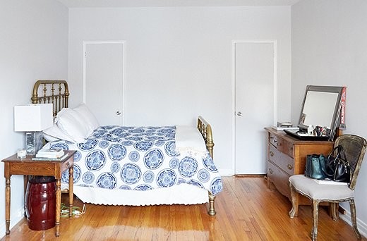 ニューヨークにある小さなエクレクティックスタイルのおしゃれなロフト寝室 (グレーの壁、無垢フローリング、暖炉なし)
