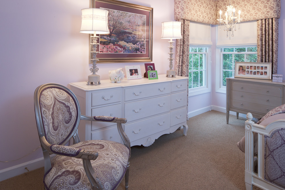 Mittelgroßes Klassisches Schlafzimmer mit lila Wandfarbe und Teppichboden in Baltimore