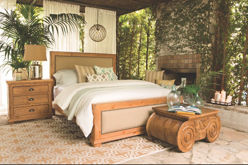 Immagine di una camera da letto tropicale di medie dimensioni