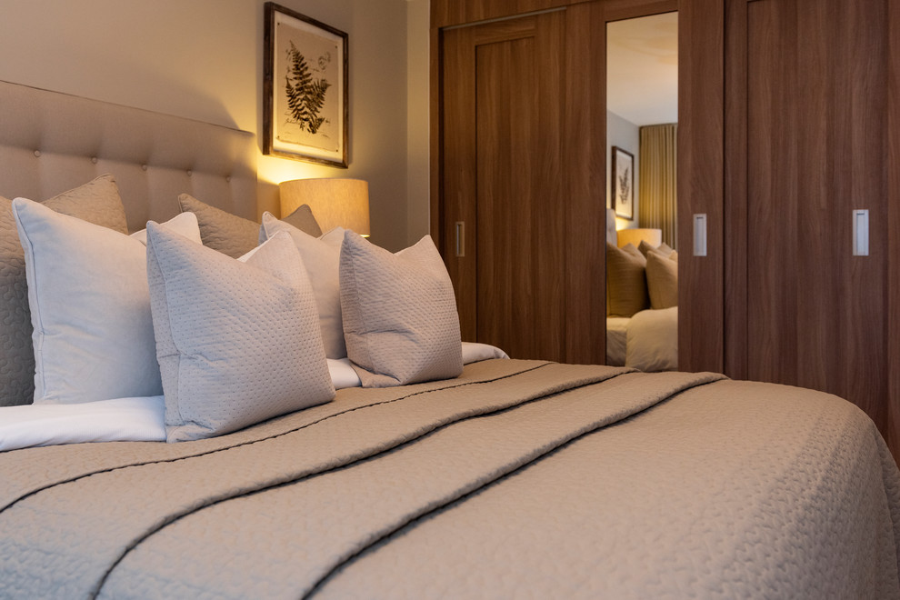 Imagen de dormitorio principal tradicional de tamaño medio sin chimenea con paredes beige, moqueta y suelo beige