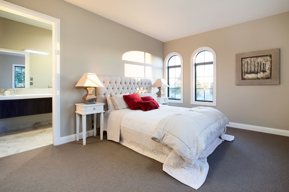 На фото: хозяйская спальня в классическом стиле с бежевыми стенами и ковровым покрытием