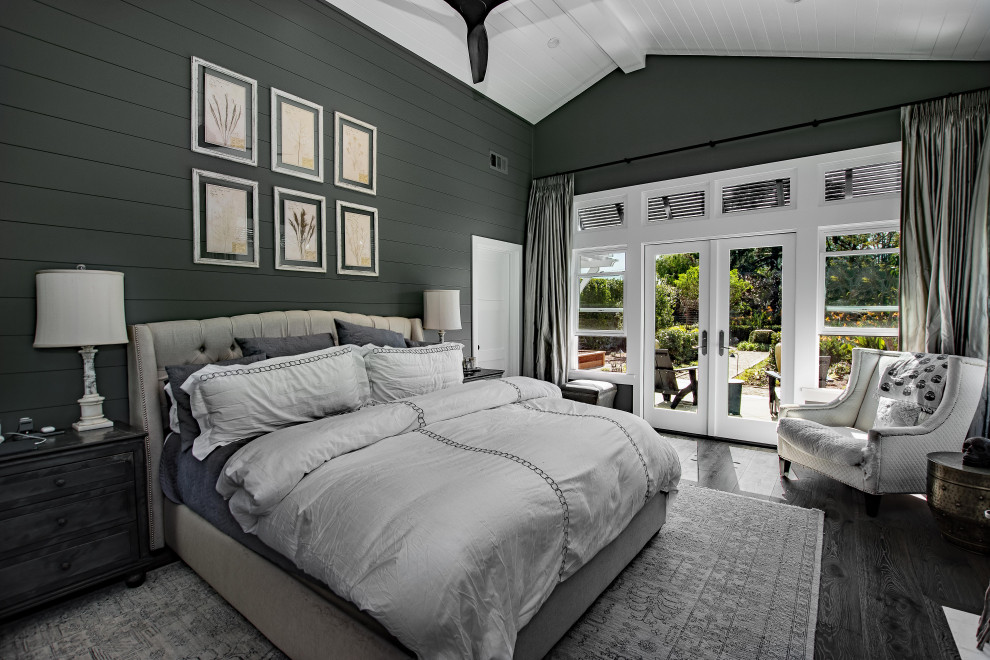 Свежая идея для дизайна: хозяйская спальня среднего размера в стиле кантри с серыми стенами, темным паркетным полом и черным полом - отличное фото интерьера
