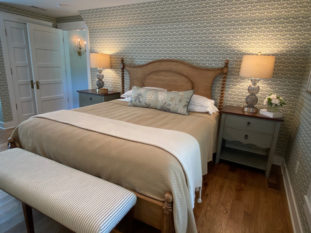 Bedroom - cottage bedroom idea in Milwaukee