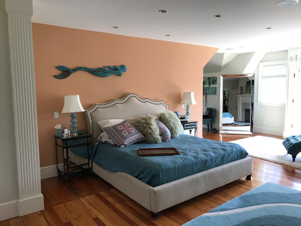Maritimes Hauptschlafzimmer mit oranger Wandfarbe, braunem Holzboden und buntem Boden in Providence