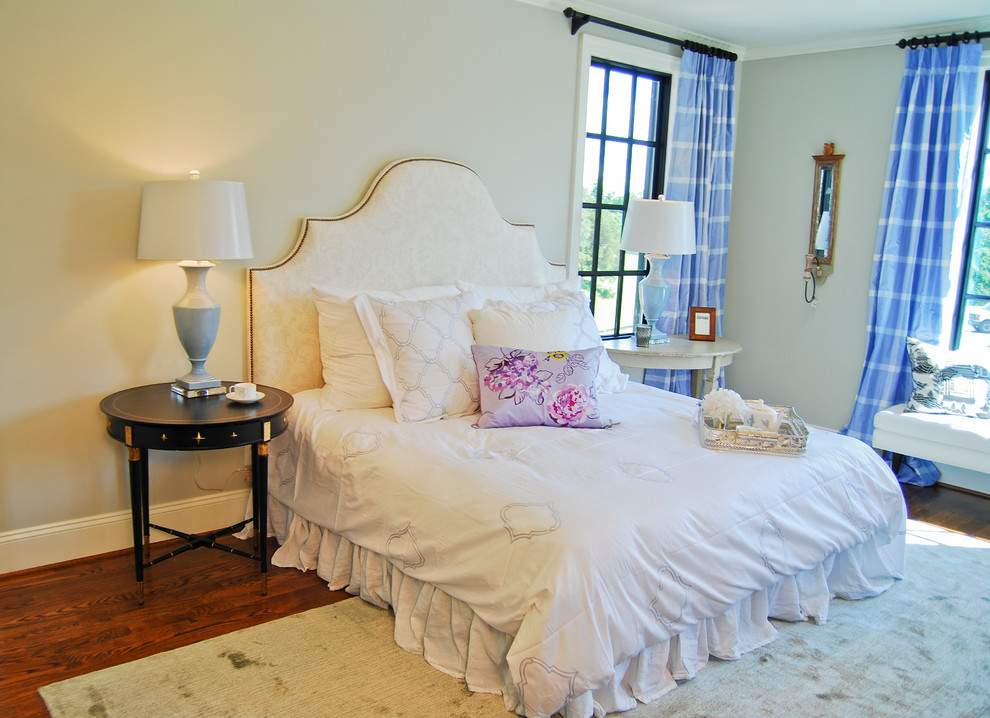 Landhaus Schlafzimmer ohne Kamin mit grauer Wandfarbe und braunem Holzboden in Sonstige