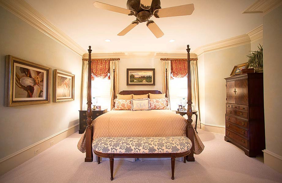 На фото: хозяйская спальня среднего размера в викторианском стиле с синими стенами, ковровым покрытием и бежевым полом без камина с