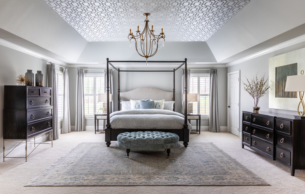 На фото: спальня среднего размера в стиле неоклассика (современная классика) с серыми стенами, ковровым покрытием и бежевым полом с