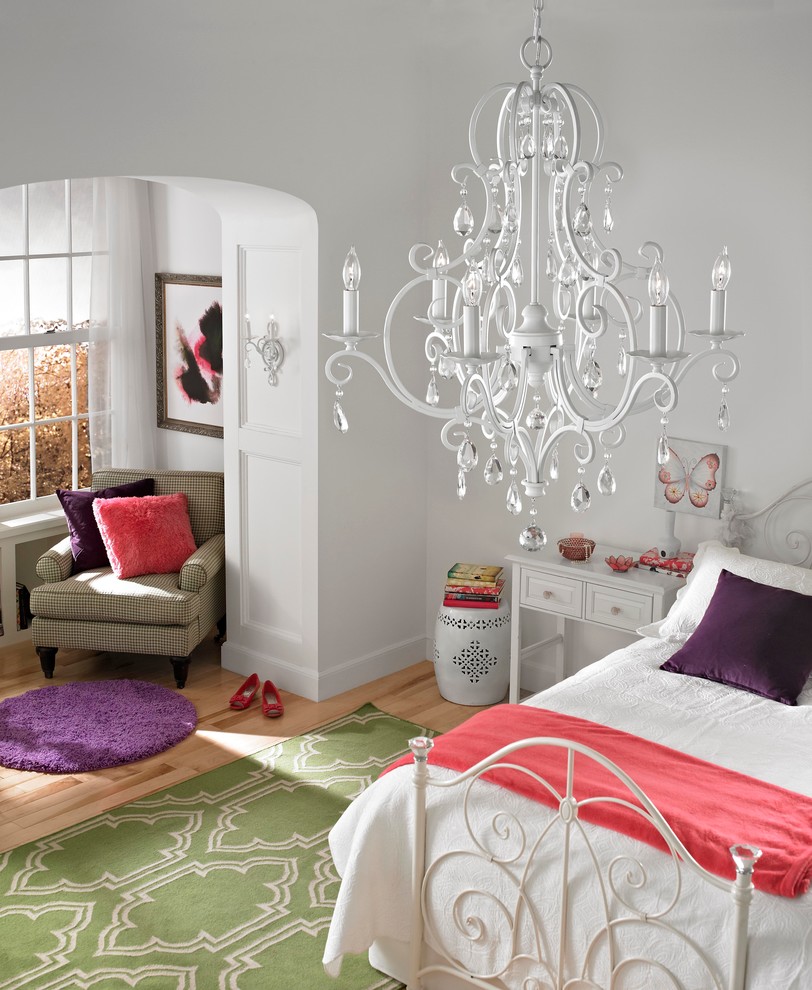 Diseño de habitación de invitados ecléctica con paredes blancas y suelo de madera en tonos medios