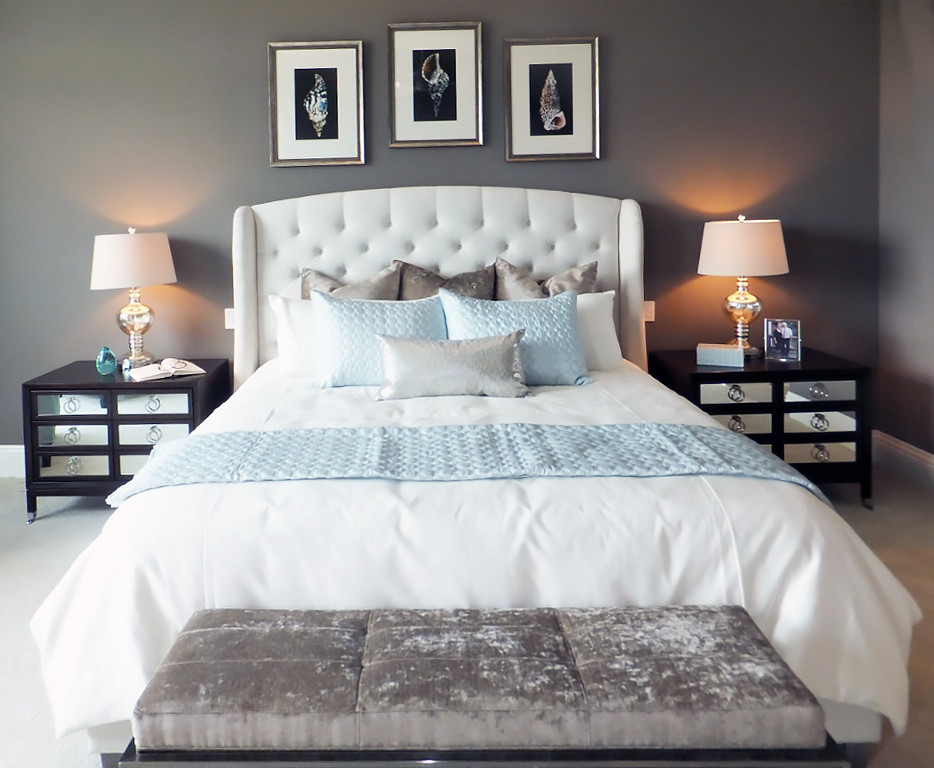 Пример оригинального дизайна: огромная хозяйская спальня в стиле неоклассика (современная классика) с серыми стенами и ковровым покрытием