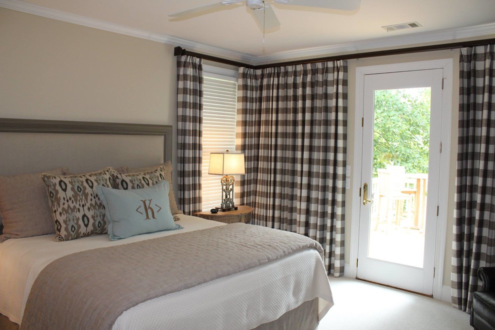 На фото: гостевая спальня среднего размера, (комната для гостей) в стиле кантри с бежевыми стенами, ковровым покрытием и белым полом без камина с
